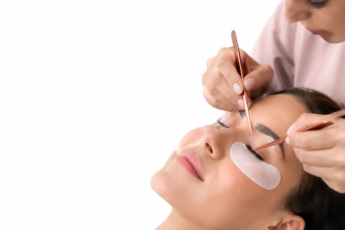 Esteticista realizando un tratamiento de pestañas
