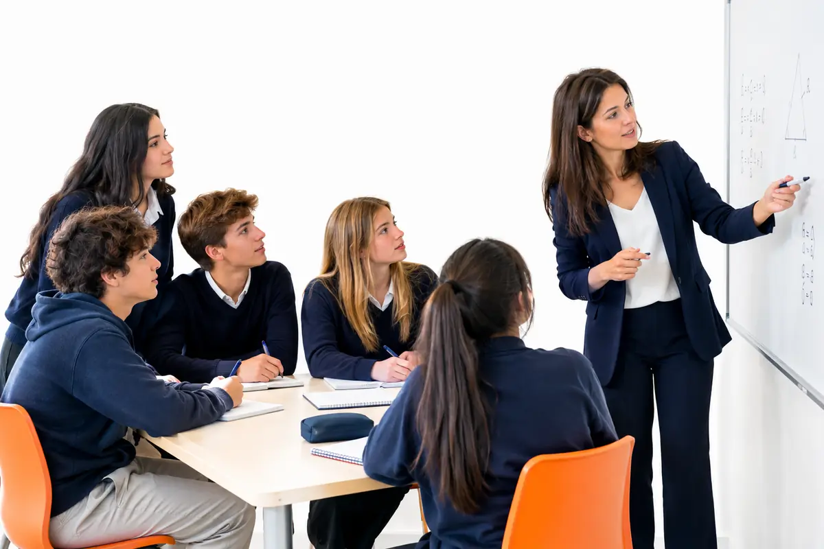 Profesora explicando una ecuación a un grupo reducido de alumnos