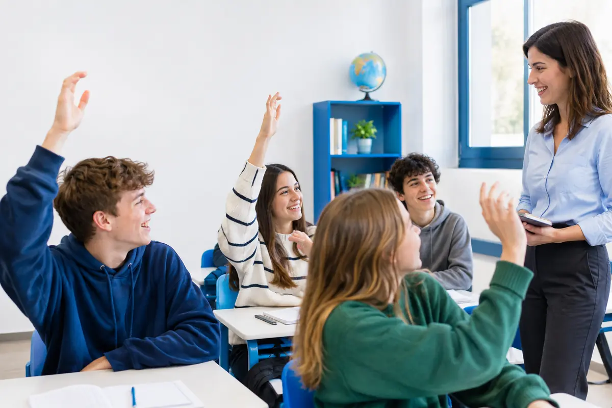 Jóvenes levantando la mano en una clase de inglés